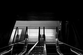 Sevdigim-Sensin-Dizisinin-Yuruyen-Merdiven-Sahnesi-Neden-Elestirildi-featured