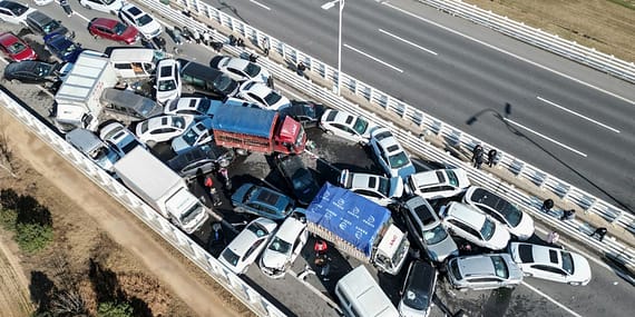 Can pazarı: 200'den fazla araç birbirine girdi