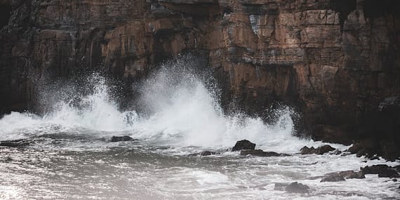 Tasacak-Bu-Deniz-TRT-World-Sahnesinde-Parladi-Zeynep-Atilgan-Dikkat-Cekti-featured