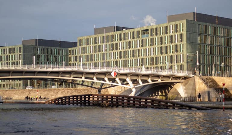 Veliaht8217ta-Akinozu-ve-Ariturk8217un-Dugunu-Gercekciligiyle-Buyuledi-featured